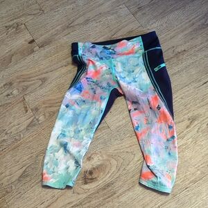 Lululemon blue floral crops these are a knee-length crop size 6